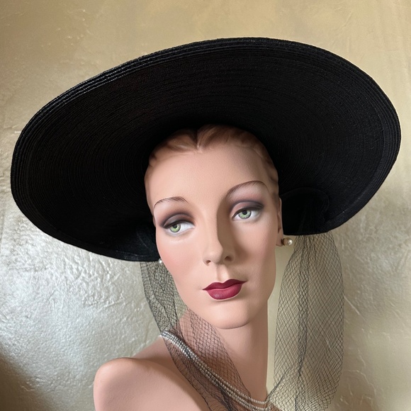 SUMPTUOUS 1940s' BLACK STRAW WIDE BRIM HAT WITH VEILING - Picture 10 of 13